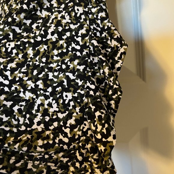 Michael Kors "camo" print top/blouse in size Small - Picture 5 of 5